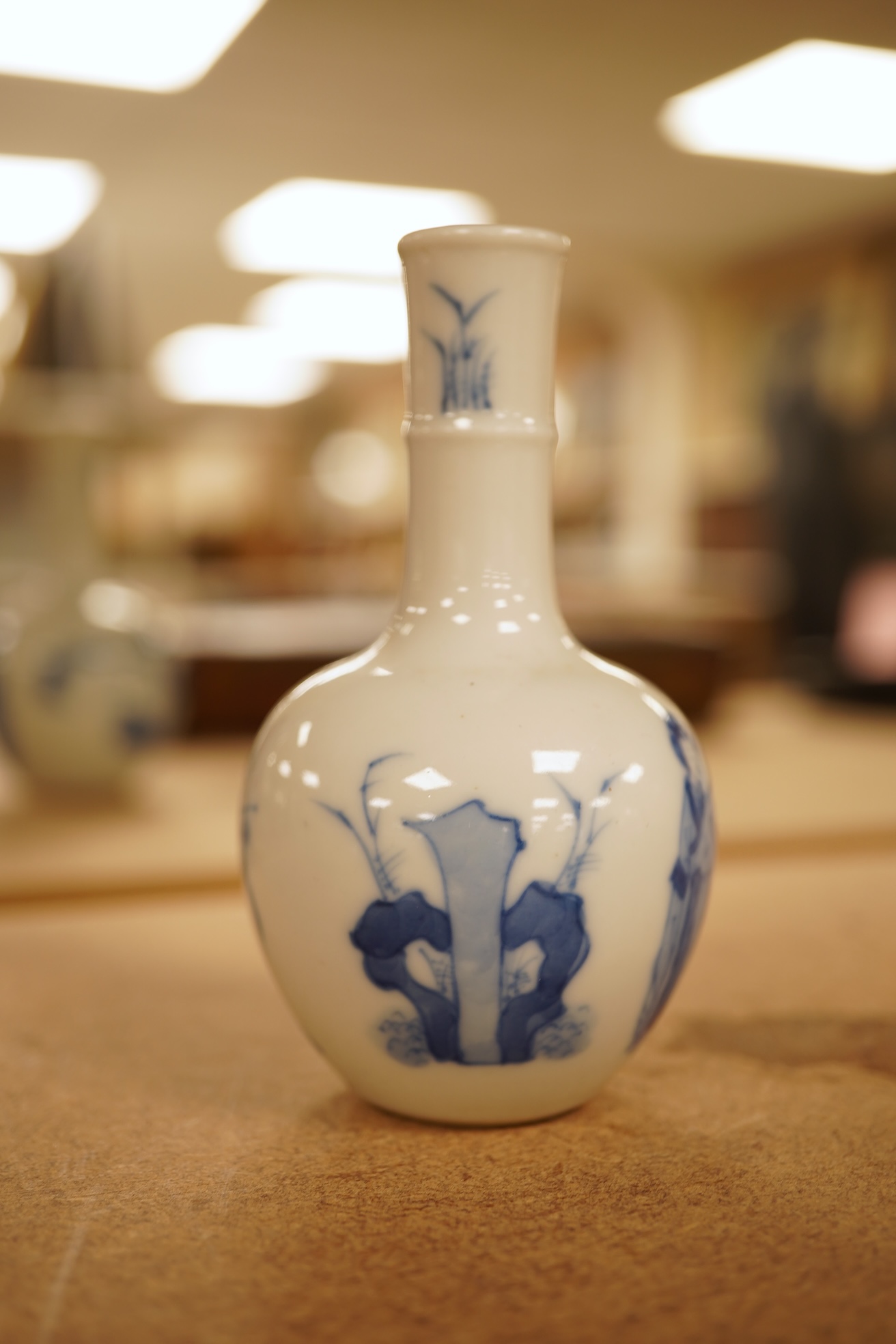 A Chinese miniature blue and white vase, 9.5cm high